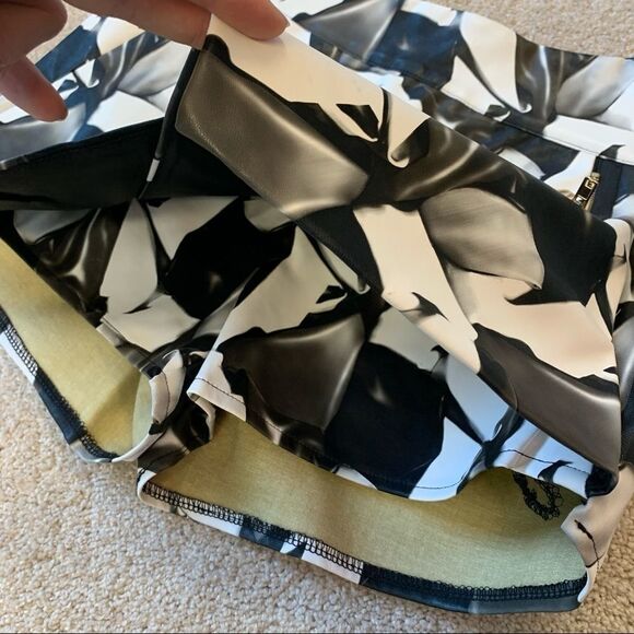 Beulah Black white floral faux leather skirt Sz M - Picture 4 of 8